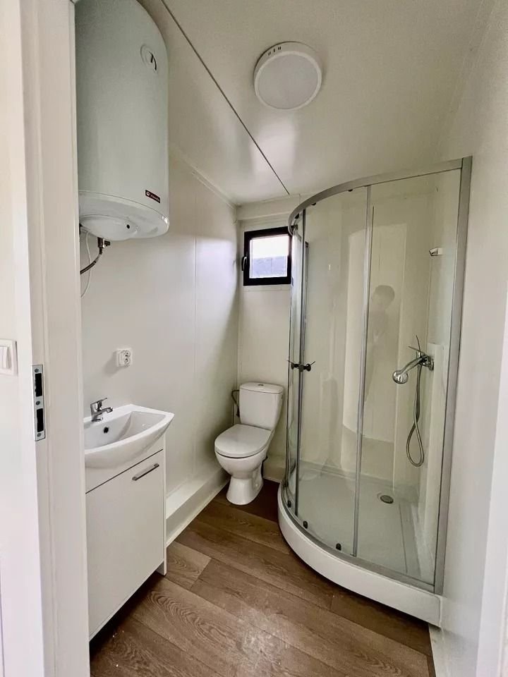 Conteneur maison 40 ft habitable – 12,05 m x 2,43 m x 2,89 m | 1 Chambre, Salon, Cuisine et Salle de Bain – Image 6