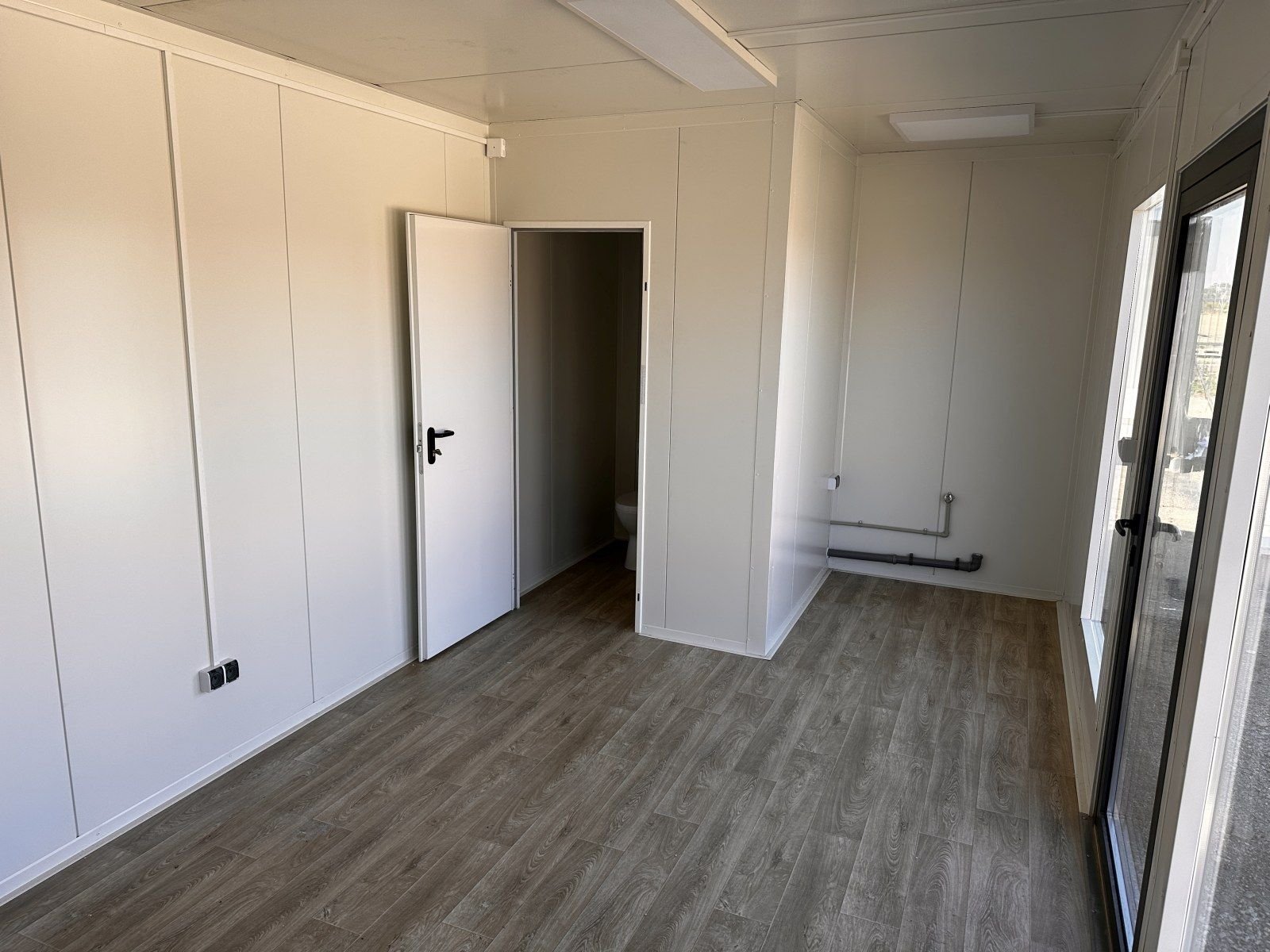 Conteneur bureau UY-97 – 6,05 m x 2,43 m x 2,59 m | Module Bureau Mobile – Image 4